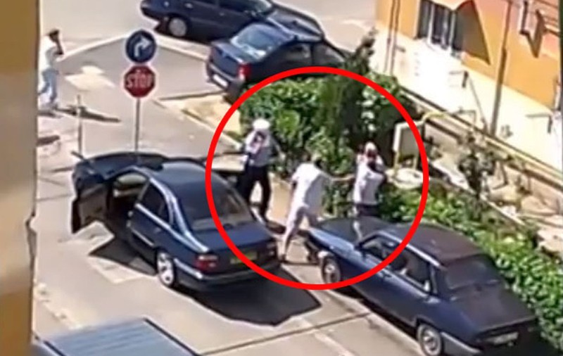 Scene incredibile pe o stradă din Craiova! Un bărbat s-a luat la bătaie cu doi poliţişti | VIDEO