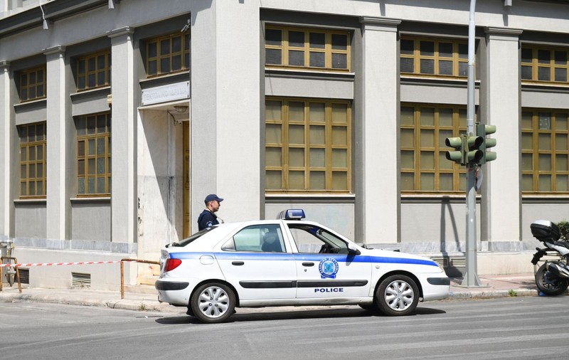 Explozie în fața Ministerului Muncii din Atena. Un apel telefonic către un ziar a anunțat amplasarea dispozitivului în zonă