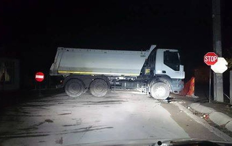 Un drum național a fost blocat cu o basculantă. Șoseaua din Brăila este în reabilitare