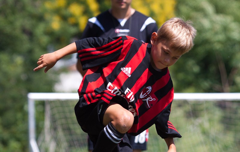 Un puşti român a intrat în vizorul lui AC Milan. Vezi cine e şi la ce echipa joacă! | FOTO