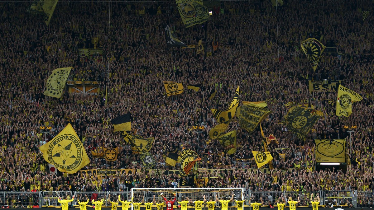 Fotbaliștii Borussiei Dortmund salută celebrul ”Zid galben”, galeria formației care stă la Peluza sud a stadionului Signal Iduna Park. (FOTO: EPA)