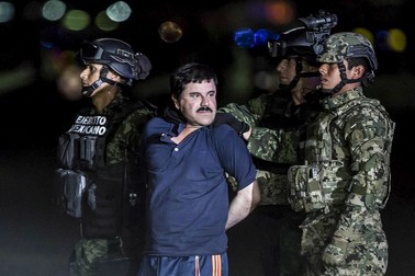 Joaquin Guzman Loera, poreclit El Chapo., în momentul în care este transportat la închisoare sursă foto: Hepta