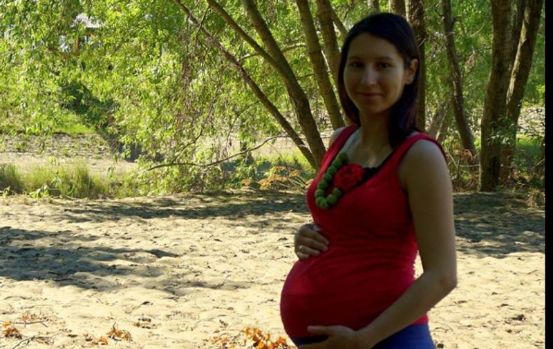 Tânăra din Focşani care a cerut Spitalului Judeţean să îi respecte anumite drepturi a născut acasă, cu o moaşă