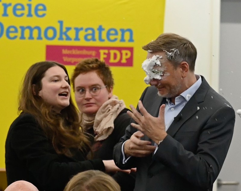 Christian Lindner, liderul Partidului Liber Democrat din Germania, atacat cu „tort”, la o acțiune electorală: „Măcar de era gustos” | VIDEO