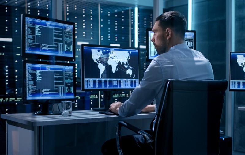 Codul Comunicațiilor, curățat doar pe jumătate. Serviciile secrete vor putea cere date despre site-urile din România și cine le accesează, dacă legea trece de Senat