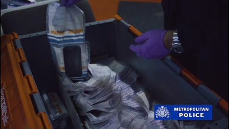 Bani și alte probe ridicate de anchetatori în timpul operațiunii împotriva rețelei de trafic cu telefoane furate. Sursa foto: Metropolitan Police