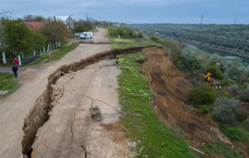 Canalul Dunăre-Marea Neagră s-a fisurat după furtuna de sâmbătă. O altă falie apărută în mal s-a prăbușit