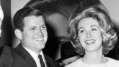 Joan B. Kennedy și soțul ei Edward în 1962, la Boston Foto: Profimedia
