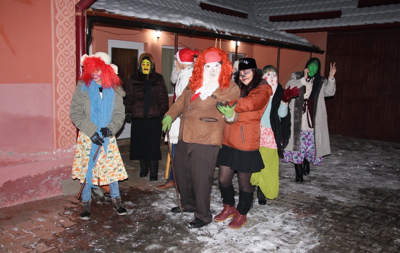 Hâzii din Chintelnic au încheiat colindatul de sărbători! GALERIE FOTO