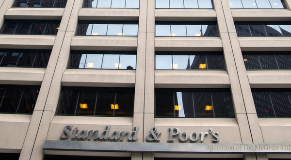 România așteaptă cu nerăbdare anunțul agenției Standard & Poor’s (S&P), care va decide vineri, 2 octombrie, după închiderea piețelor, dacă ratingul suveran al țării va rămâne la nivelul BBB-