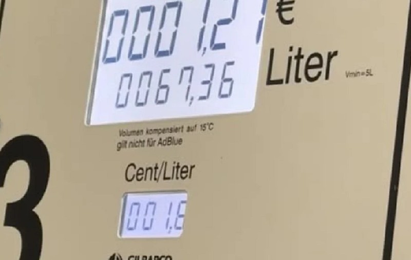 Sute de șoferi au dat năvală într-o benzinărie unde se vindea benzină cu 1 eurocent litrul. Au alimentat mii de litri, până a venit poliția