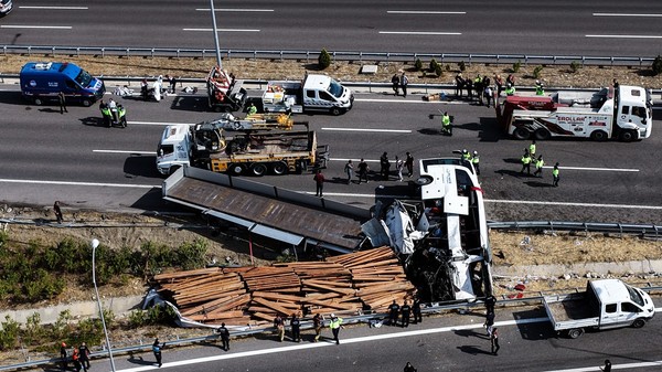 Accident rutier grav în Turcia, pe autostrada dintre Bursa și Izmir. Autocarul stă răsturnat după ce s-a ciocnit cu un camion Sursa foto: Profimedia