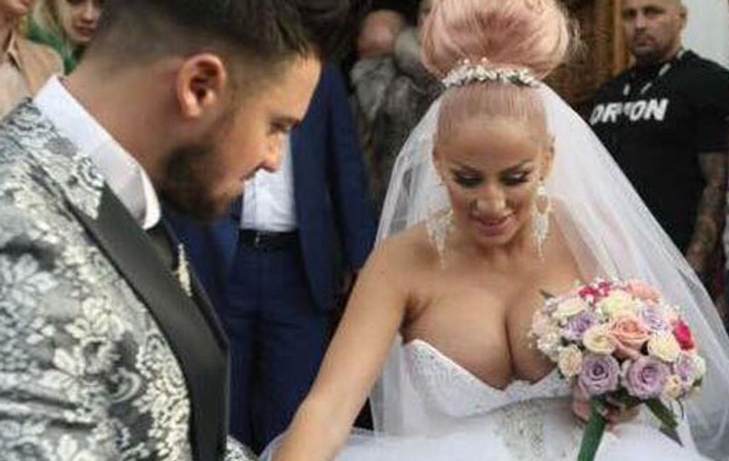 Transformare radicală pentru Sânziana Buruiană! La nuntă cu sânii pe afară, după ce a devenit nevastă - de nerecunoscut! | FOTO