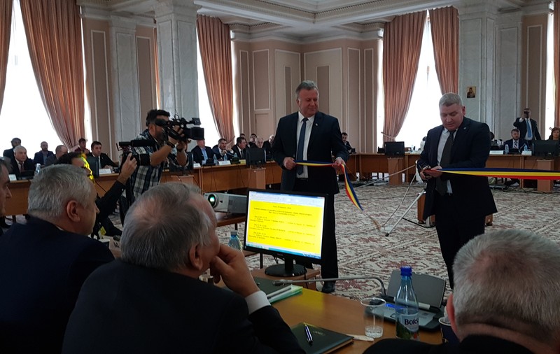 Opoziția a tăiat ”pamblica” la audierea ministrului propus la Educație; Valentin Popa a primit în dar un manual de gramatică (VIDEO)
