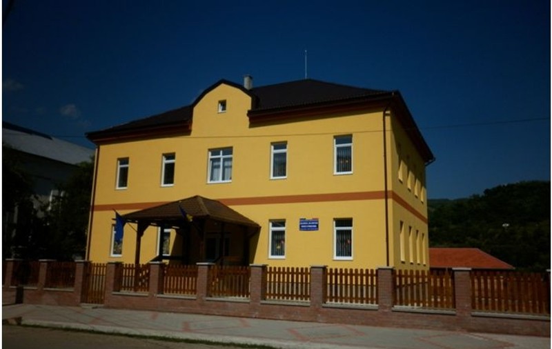 La vremuri noi, obiceiuri vechi! Cum este încălzită o şcoală nouă!
