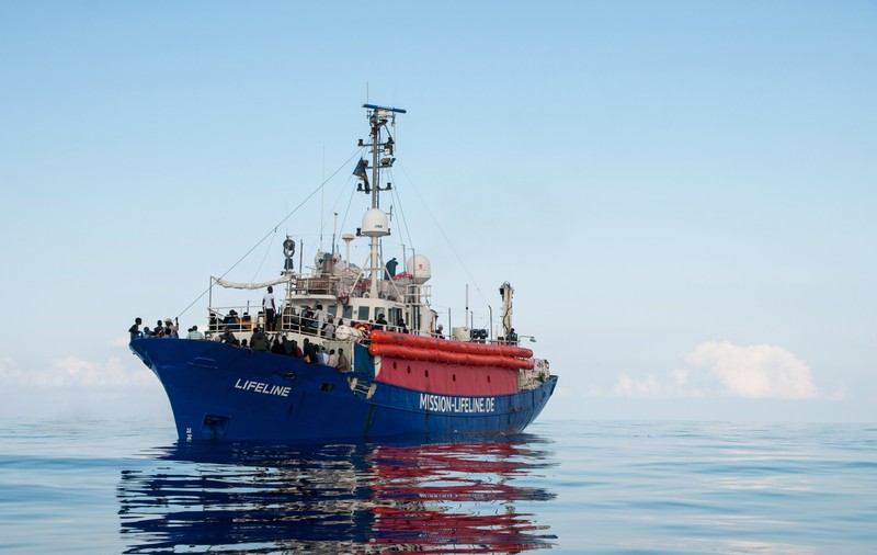 Premierul Italiei spune că nava cu migranți Lifeline va acosta în Malta după ce a stat patru zile blocată în Mediterană