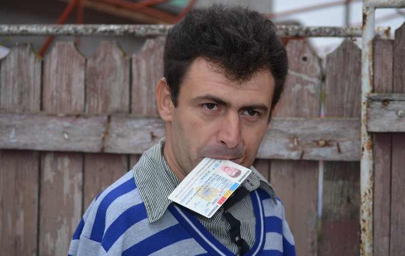 VOTUL CARE TE VA ÎNDUIOȘA! Un om fără mâni a ţinut ştampila în gură | GALERIE FOTO