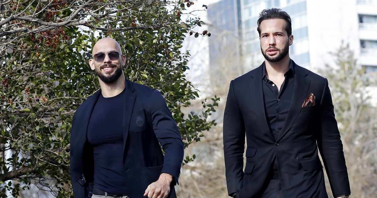 Andrew (stânga) și Tristan Tate ( dreapta) surprinși în timp ce se îndreaptă spre Tribunalul București - 8 februarie 2024