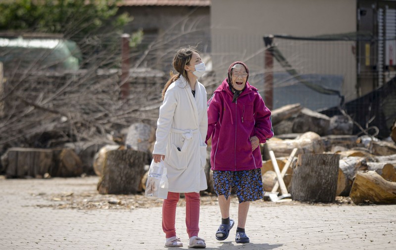 Focar de coronavirus la un cămin de bătrâni din Râmnicu Sărat. 55 de persoane infectate