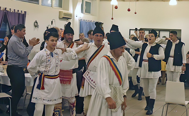Mircea Ilie, primul din dreapta