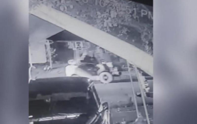 „Cea mai lentă «vânătoare» din istorie”. 6 mașini de poliție au urmărit 35 de minute un bărbat care furase un motostivuitor și „fugea” cu 10 km/ h, la Sacramento
