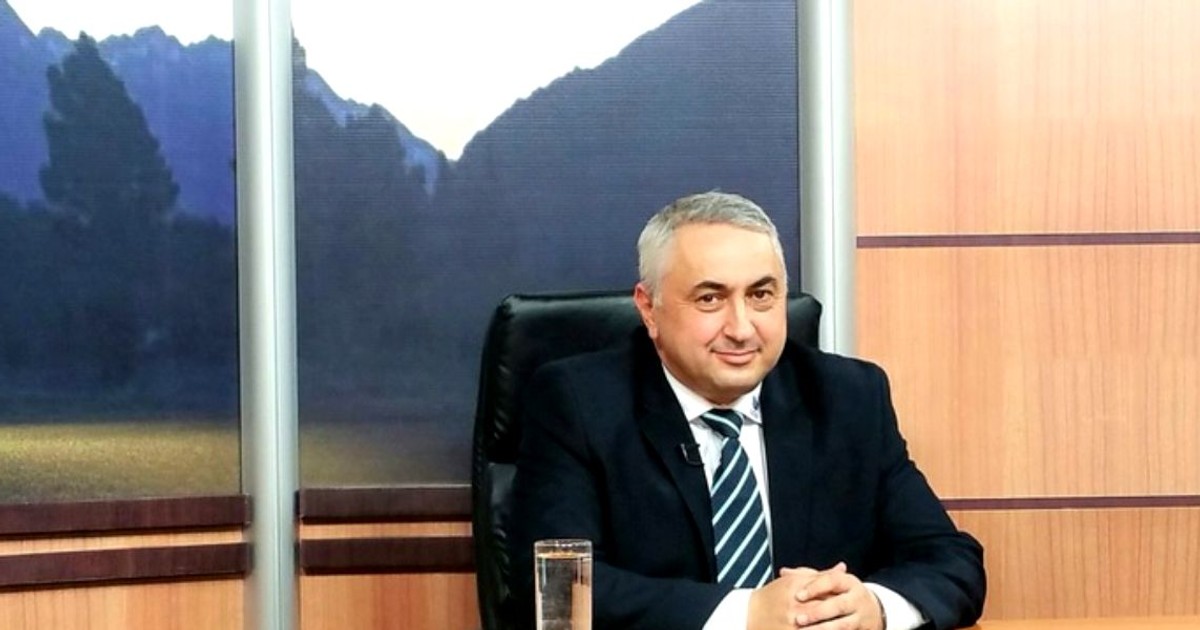 Școala azi: De la unități cu grup sanitar în curte și criza de autori de manunale, la internet, burse mari, unități noi
