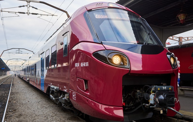 Drumul cu trenul de la București la Constanța, mai rapid din decembrie: cu cât vor scurta călătoria noile trenuri Coradia