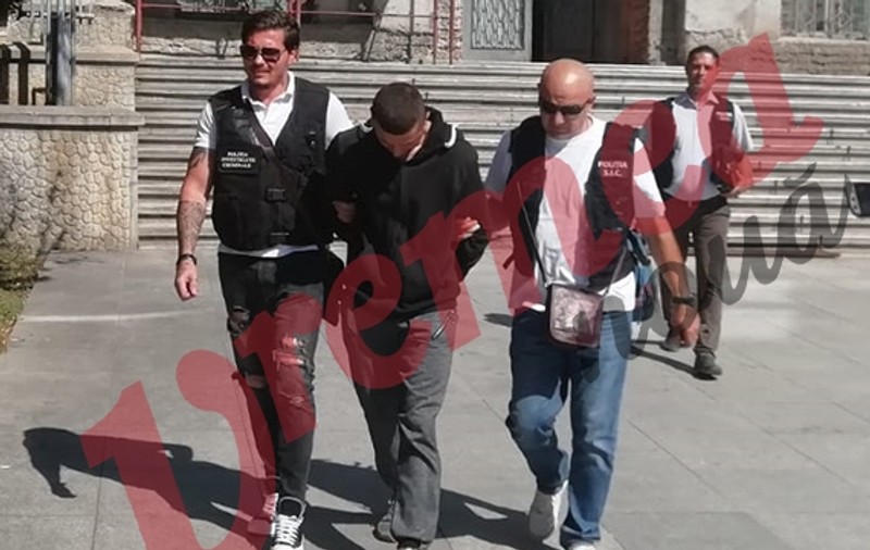 Un bărbat a fost înjunghiat mortal în fața casei sale din Vaslui. Venise din Anglia, unde muncea, ca să fie alături de copii în prima zi de școală!