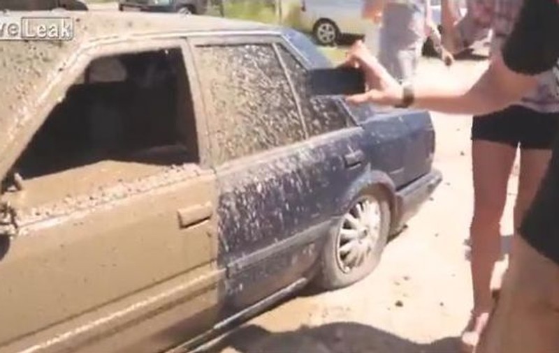 A blocat pe cine nu trebuia şi a plătit scump! Vezi ce a păţit un rus care a îndrăznit să parcheze prost! | VIDEO