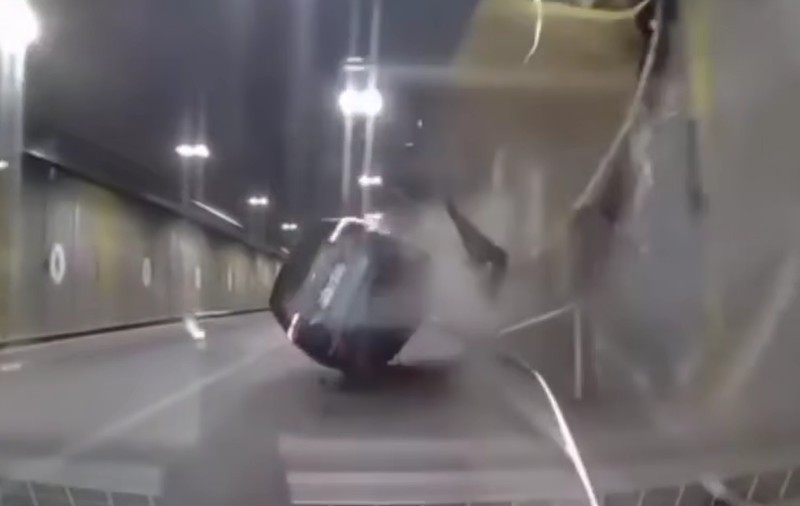 Un șofer a efectuat o depășire în viteză în Pasajul Unirii din București, a lovit violent peretele și s-a răsturnat