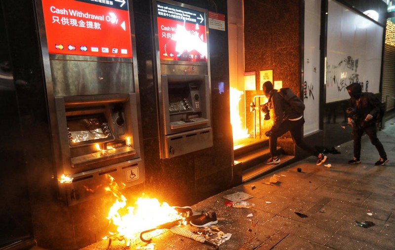 De Revelion, la Hong Kong s-au ciocnit cocktailuri Molotov