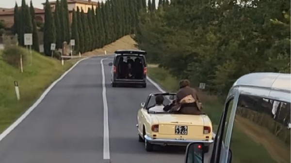 Damaiano David, solistul de la Maneskin, într-o mașină de epocă, pe o șosea din Toscana