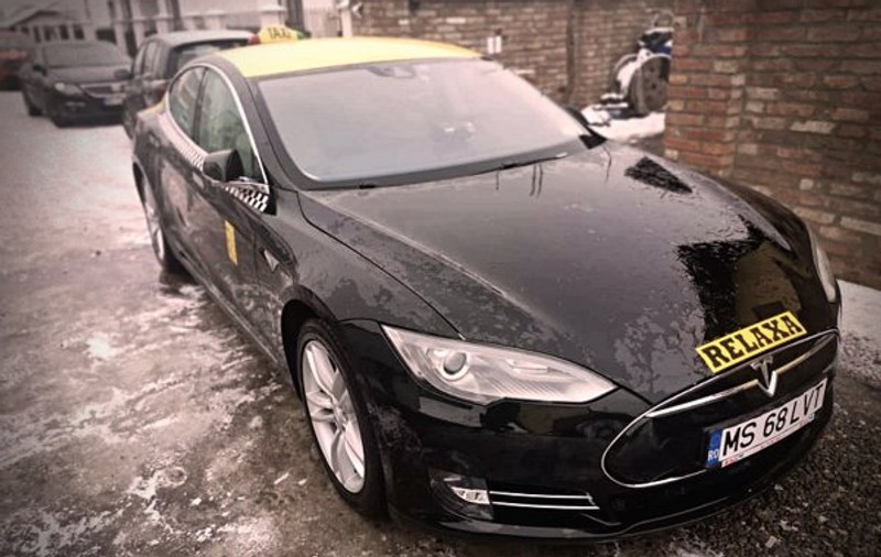 Mașină Tesla, transformată în taxi de un român. Cât cere pe kilometru