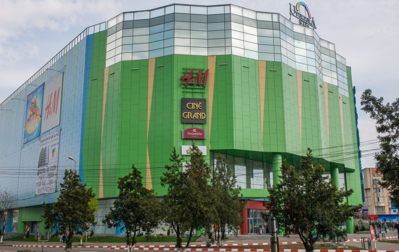 Bărbat reținut și dus la psihiatrie, după ce a ieșit din toaleta unui mall cu un băiat de 14 ani, la Botoșani