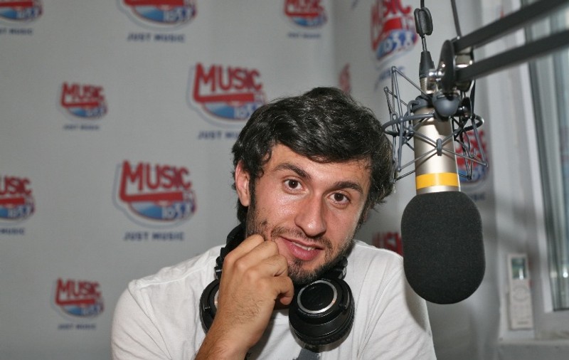 Actorul Dragoş Bucur a povestit la Music FM cum “aproape” s-a îndrăgostit de Madonna