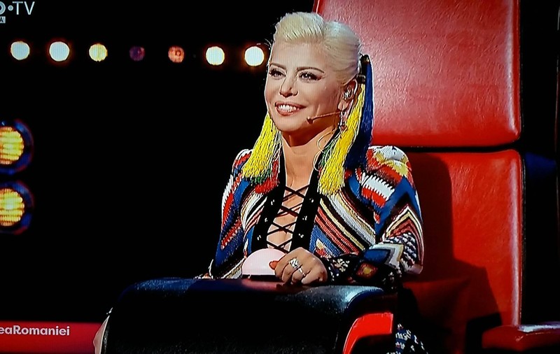 Loredana, cu ciucuri colorați în păr la Vocea României. Artista a afișat un look care amintește de stilul reggae