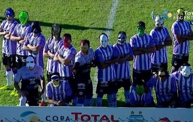 Cea mai ”nebună” echipă de fotbal din lume. La fiecare meci, jucătorii fac ceva special | FOTO