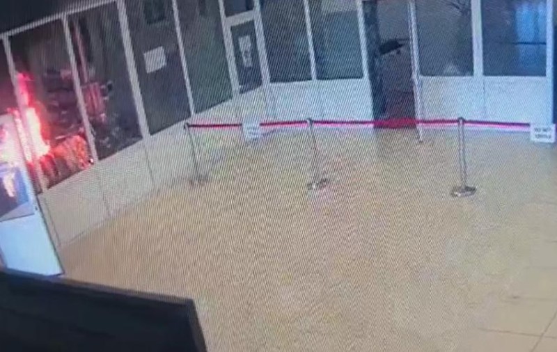 Incendiu la Palatul Parlamentului. Bărbatul care a dat foc într-o sală de la intrarea vizitatorilor a fost prins după 10 ore | VIDEO 
