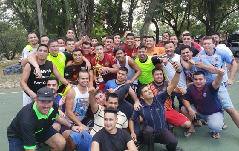 Cum își petrece Ronaldinho timpul în închisoarea din Asuncion. Deținuții s-au bătut să-l aibă în echipă. A câștigat un porc de 15 kilograme