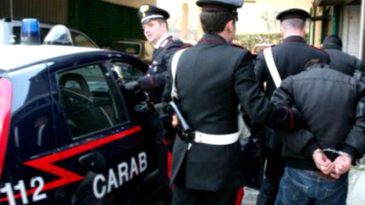 Un român a fost arestat în Italia după ce a citit Biblia pe șinele de tren și a întrerupt circulația feroviară