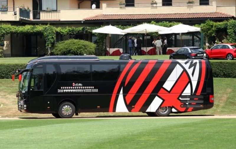 AC Milan și-a vândut autocarul! Fanii îi ironizează: să meargă cu mașina familiei Flinstone!