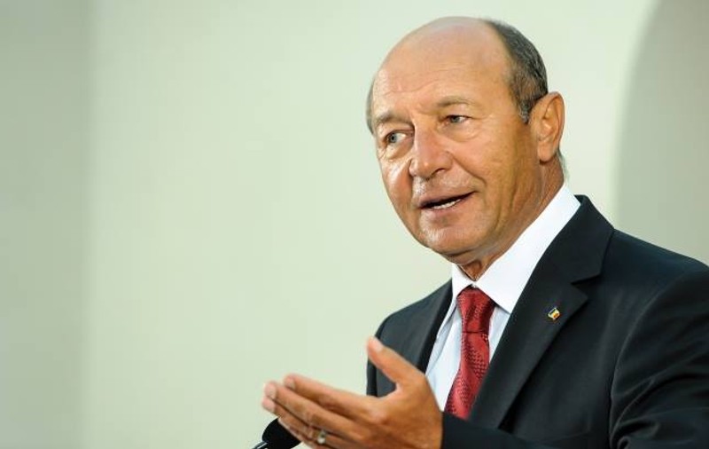 Băsescu, mesaj către Dragnea și Tăriceanu: ”Să reprezinte România la defilarea de 1 decembrie, la recepţia de la Cotroceni, alături de Daia, să vândă oaia”