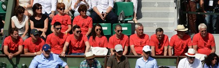 Familia și prietenii Simonei: Virginia Ruzici, Stana Halep - sus, de la stânga; antrenorul Fissette (primul din stânga), fratele Nicolae (al patrulea din stânga) și tatăl Stere (cu pălărie) FOTO: EPA