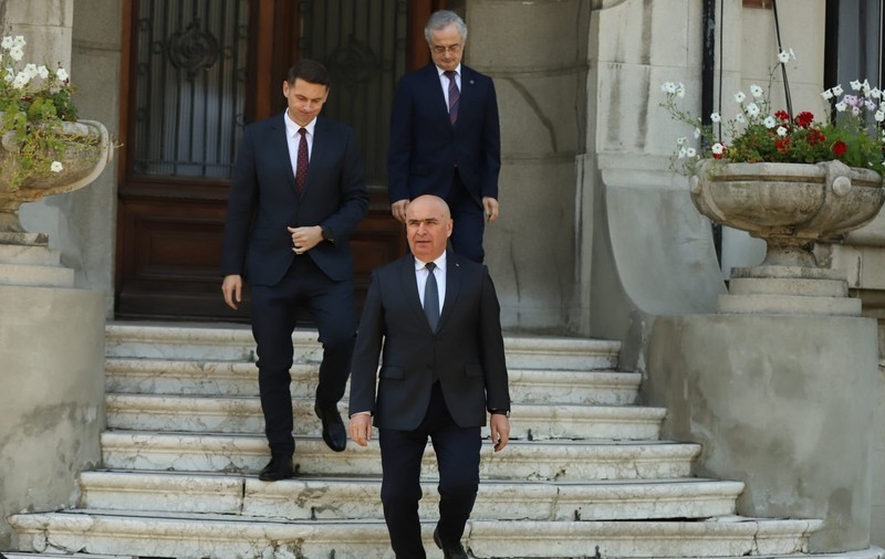 Ilie Bolojan, înaintea unei declarații la sediul PNL, alături de Mircea Abrudean și Gabriel Andronache. Foto: Dumitru Angelescu / Libertatea