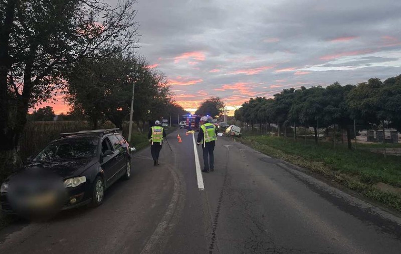 Doi tineri au murit: motocicleta pe care se aflau s-a ciocnit de o maşină din față şi a căzut pe sensul opus de circulaţie, în Mureș