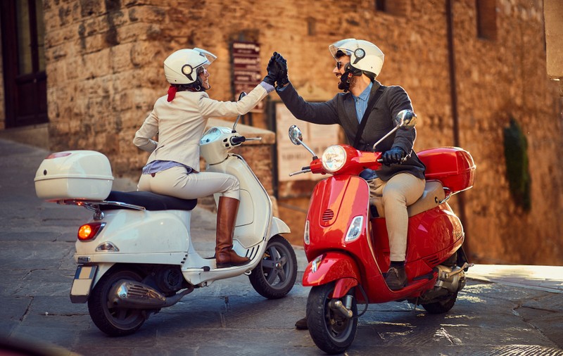 Care este diferenţa dintre scuter şi moped