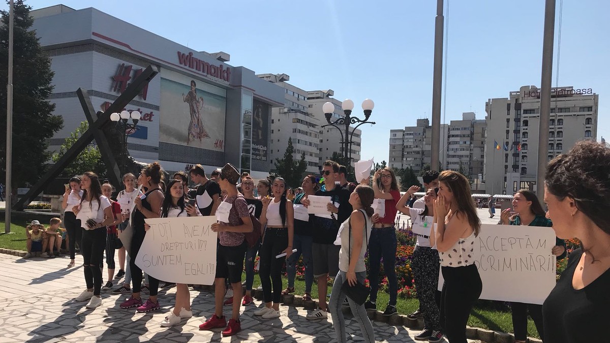 Protest în stradă al liceenilor, la Buzău. Autoritățile vor să îi mute în altă locație sau să îi comaseze