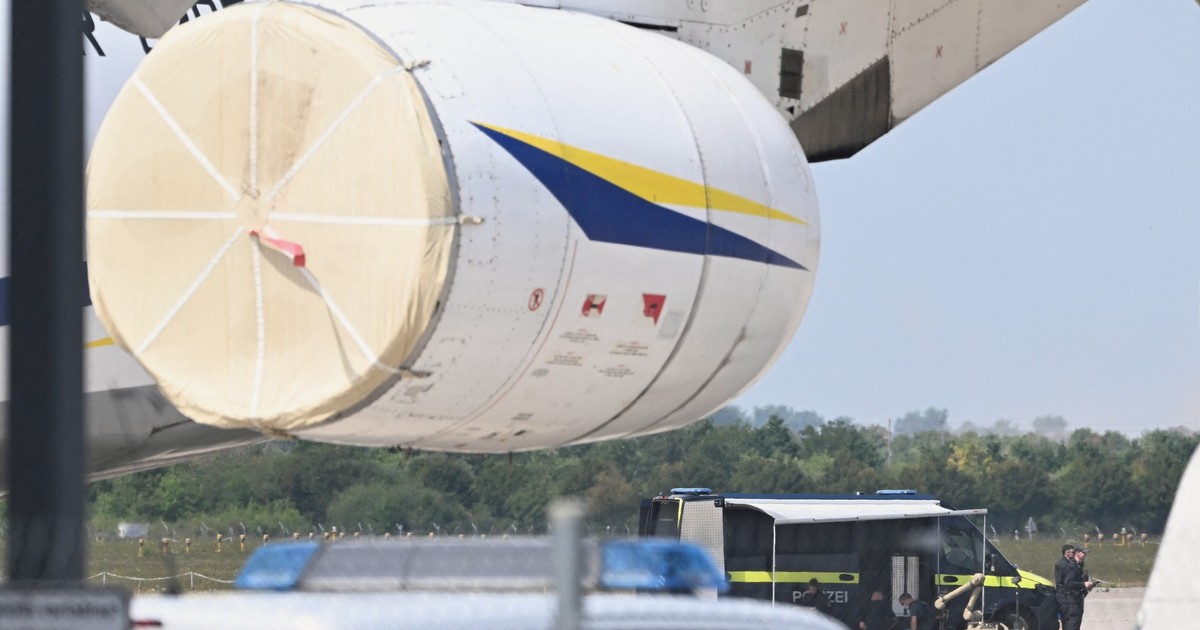 Intervenție a poliției germane la locul descoperirii dronei pe aeroportul din Leipzig-Halle Foto: Profimedia