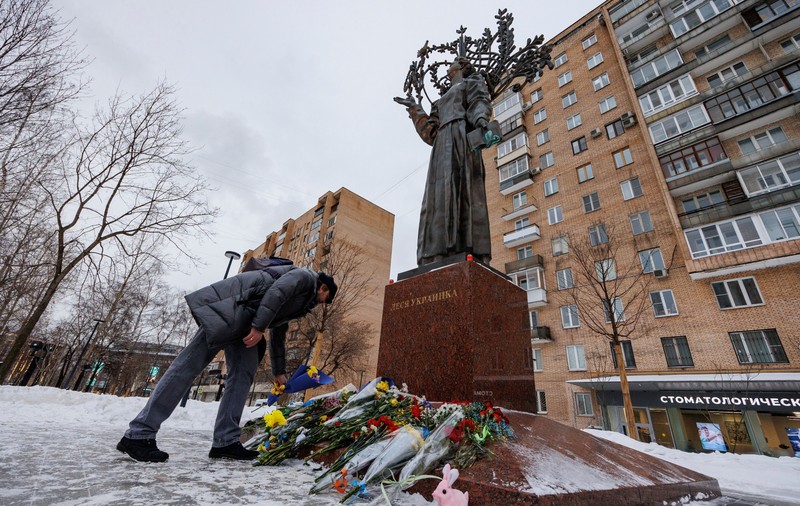 Zeci de ruși, arestați în Rusia pentru acțiuni de comemorare a unui an de război. „Unii doar au depus flori la monument”