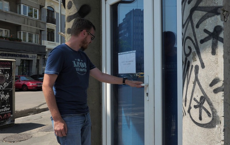 VIDEO/ Audienţă la porţi închise şi adrese-fantomă. Parlamentarii primesc 5.000 de euro pe lună pentru a fi la dispoziţia cetăţenilor, dar dintre 22 de senatori și deputați l-am găsit la birou doar pe Nicuşor Dan!